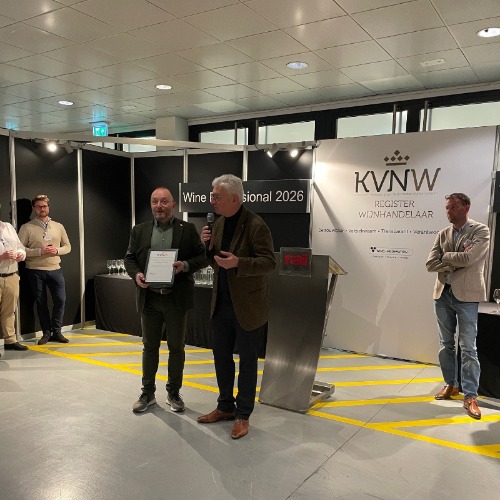 KVNW reikt Zilveren Wijnglas uit aan Jan van Lissum en Gerhard Horstink tijdens Wine Professional